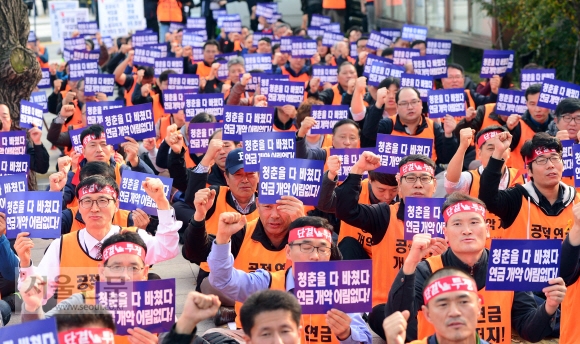 24일 서울 세종로 정부서울청사 앞에서 공무원노조 소속 노조원들이 공무원연금법 개혁반대를 요구하는 구호를 외치고 있다.  정연호 기자 tpgod@seoul.co.kr