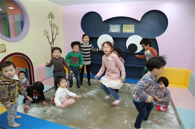 23일 관악구 신림로의 꿈나무영유아도서관에서 아이들이 워터베드 위에서 점프를 하며 놀고 있다. 관악구 제공