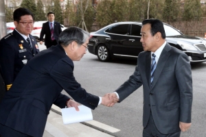 세종청사로 출근하는 이완구 총리