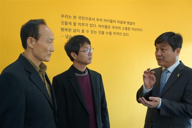 김영배(오른쪽) 성북구청장이 24일 안암복합청사 5층 헬스홀에서 이윤하(가운데) 인권감리단장과 김형태 주민자치위원장에게 인권청사의 의미에 대해 의견을 말하고 있다. 성북구 제공