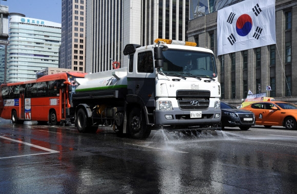24일 서울시청 옆 세종대로에서 중구청 물청소 차량이 도로 위에 가라앉은 황사를 씻어내고 있다. 서울시 제공