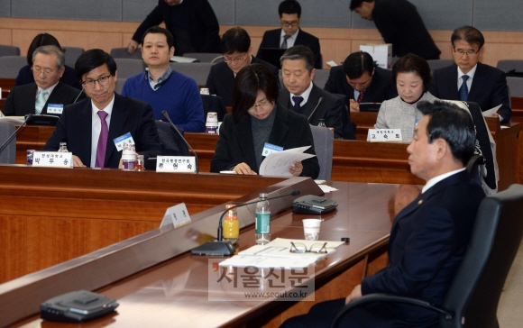 24일 오후 서울 세종로 정부서울청사 별관에서 열린 국민안전처 정책자문위원회 첫 전체회의에 참석한 자문위원들이 회의 자료를 살펴보고 있다. 박인용(오른쪽) 안전처 장관이 주재한 이날 회의에는 영화 ‘해운대’ 시나리오를 쓰고 ‘이웃사람’을 연출한 김휘 감독과 인문학 관계자들이 위원으로 참석해 눈길을 끌었다. 정연호 기자 tpgod@seoul.co.kr