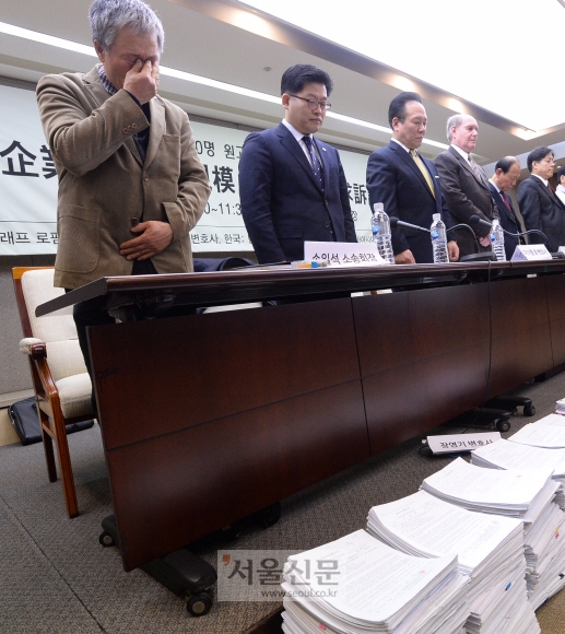 24일 서울 중구 한국프레스센터에서 열린 ‘일본 전범기업 상대 손해배상 청구소송 기자회견’에서 희생자를 위한 묵념 도중 손일석(왼쪽) 아시아태평양전쟁희생자 한국유족회 소송회장이 눈물을 훔치고 있다. 이언탁 기자 utl@seoul.co.kr