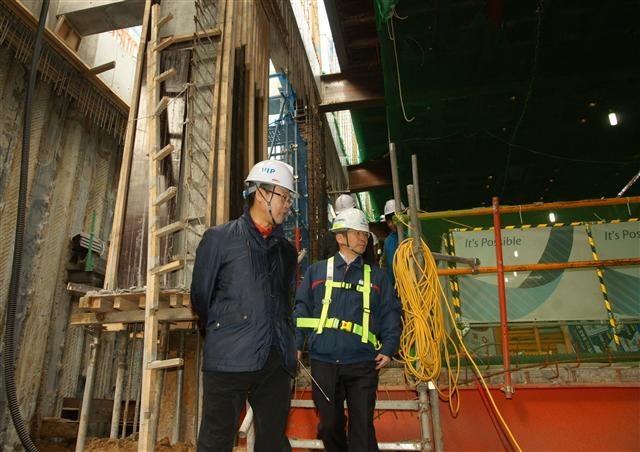 성장현(왼쪽) 용산구청장이 25일 한강로3가 관광호텔 신축 공사장에서 건설업체 관계자에게 안전을 당부하고 있다. 용산구 제공