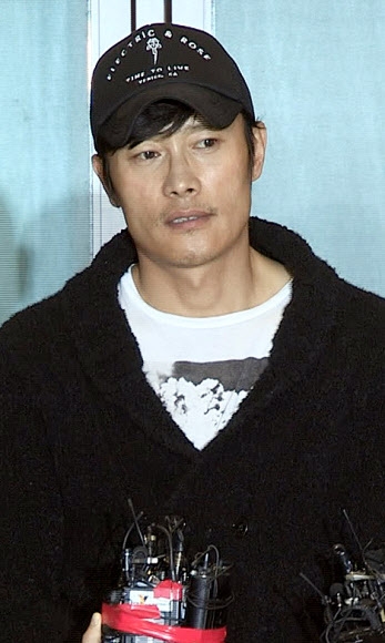 배우 이병헌이 26일 인천국제공항을 통해 입국, 취재진과 인터뷰를 하고 있다. 이병헌은 공항에 몰려든 취재진 앞에서 ”더 일찍 사과 말씀을 드렸어야 하는데 시간이 흐른 점에 대해 먼저 사죄 말씀드린다”며 ”이번 일은 저로 인해 비롯된 것이니 이에 대한 질타는 저 혼자 감당해야할 것”이라고 말했다.  연합뉴스TV