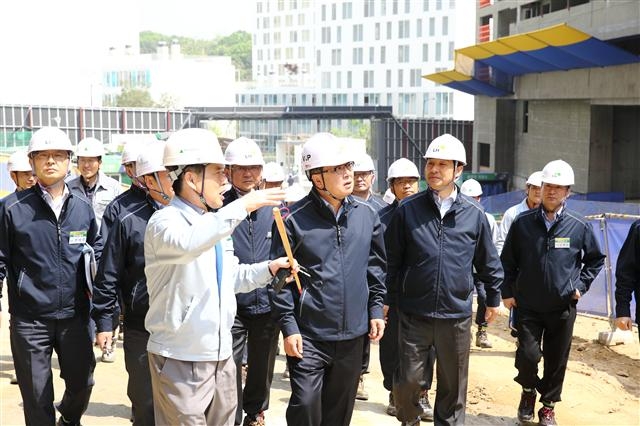 이재영(앞줄 왼쪽 두번째) 한국토지주택공사 사장이 지난해 5월 서울 강남아파트 시공 현장에서 안전점검을 하고 있다. 한국토지주택공사 제공