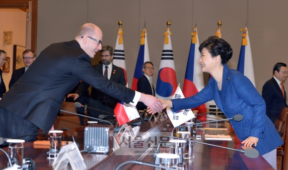 박근혜 대통령과 보후슬라프 소보트카 체코 총리가 26일 청와대에서 정상회담을 갖기에 앞서 악수하고 있다. 안주영 기자 jya@seoul.co.kr