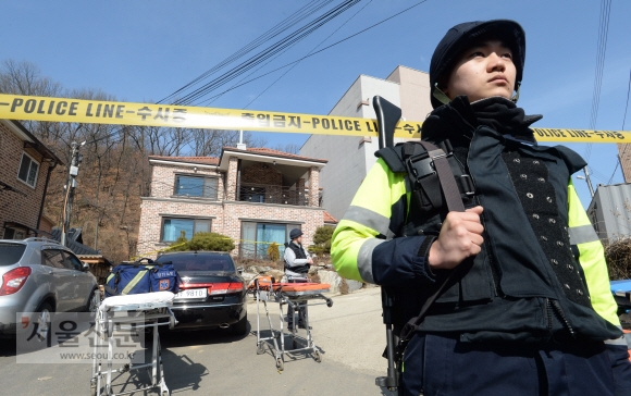 27일 총기 난사 사고로 4명이 숨진 경기 화성시 남양동의 2층짜리 단독주택에서 경찰관들이 사고 현장을 조사하고 있다. 