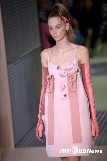 26일(현지시간) 이탈리아 밀라노에서 2015/16 F/W 여성의류 밀라노 패션 위크가 진행되고 있는 가운데 고급 명품 브랜드 프라다의 컬렉션 의상을 입은 모델이 런웨이에서 포즈를 취하고 있다.<br>ⓒAFPBBNews=News1