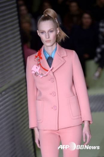 26일(현지시간) 이탈리아 밀라노에서 2015/16 F/W 여성의류 밀라노 패션 위크가 진행되고 있는 가운데 고급 명품 브랜드 프라다의 컬렉션 의상을 입은 모델이 런웨이에서 포즈를 취하고 있다.<br>ⓒAFPBBNews=News1