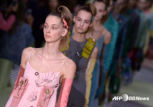 26일(현지시간) 이탈리아 밀라노에서 2015/16 F/W 여성의류 밀라노 패션 위크가 진행되고 있는 가운데 고급 명품 브랜드 프라다의 컬렉션 의상을 입은 모델이 런웨이에서 포즈를 취하고 있다. ⓒAFPBBNews=News1