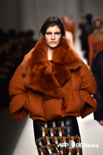 26일(현지시간) 이탈리아 밀라노에서 2015/16 F/W 여성의류 밀라노 패션 위크가 진행되고 있는 가운데 고급 명품 브랜드 펜디(Fendi)의 컬렉션 의상을 입은 모델이 런웨이에서 포즈를 취하고 있다. 이번 컬렉션에서는 퍼(Fur)를 이용한 패션들이 눈에 띈다.<br>ⓒAFPBBNews=News1<br>