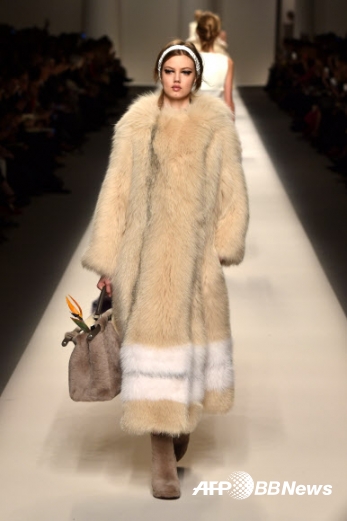 26일(현지시간) 이탈리아 밀라노에서 2015/16 F/W 여성의류 밀라노 패션 위크가 진행되고 있는 가운데 고급 명품 브랜드 펜디(Fendi)의 컬렉션 의상을 입은 모델이 런웨이에서 포즈를 취하고 있다. 이번 컬렉션에서는 퍼(Fur)를 이용한 패션들이 눈에 띈다.<br>ⓒAFPBBNews=News1<br>