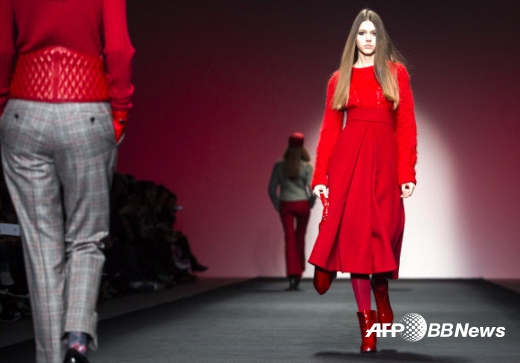 20일(현지시간) 영국 런던에서 2015 F/W 여성의류 런던 패션 위크가 진행되고 있는 가운데 영국 명품 브랜드 닥스(DAKS)의 컬렉션 의상을 입은 모델이 런웨이에서 포즈를 취하고 있다. 이번 컬렉션에서는 버건디 느낌의 빨간색을 포인트로 한 패션들이 눈에 띈다.<br>ⓒAFPBBNews=News1