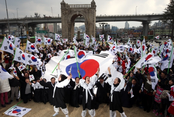 1일 서울 서대문형무소역사관에서 열린 ‘서대문, 1919 그날의 함성!’ 행사에 참여한 시민들이 독립문 앞까지 행진한 후 3·1운동을 재현하고 있다. 연합