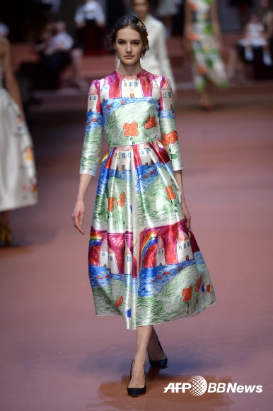 2015/16 F/W 밀라노 여성복 패션위크 5일차인 1일(현지시간) 한 모델이 명품 브랜드 돌체&가바나의 비비드한 색채와 무늬가 돋보이는 의상을 입고 런웨이를 걷고 있다. ⓒAFPBBNews=News1