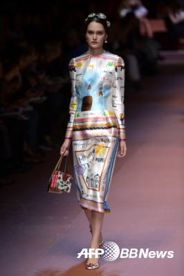 2015/16 F/W 밀라노 여성복 패션위크 5일차인 1일(현지시간) 한 모델이 명품 브랜드 돌체&가바나의 비비드한 색채와 무늬가 돋보이는 의상을 입고 런웨이를 걷고 있다.<br>ⓒAFPBBNews=News1