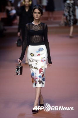 2015/16 F/W 밀라노 여성복 패션위크 5일차인 1일(현지시간) 한 모델이 명품 브랜드 돌체&가바나의 비비드한 색채와 무늬가 돋보이는 의상을 입고 런웨이를 걷고 있다.<br>ⓒAFPBBNews=News1