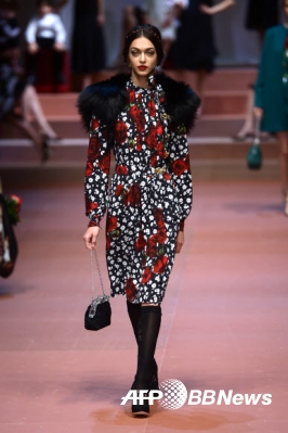 2015/16 F/W 밀라노 여성복 패션위크 5일차인 1일(현지시간) 한 모델이 명품 브랜드 돌체&가바나의 꽃을 모티브로 한 의상을 선보이고 있다.<br>ⓒAFPBBNews=News1