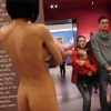 박물관 활보하는 알몸女에 관람객 ‘깜짝’