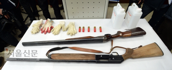 세종시 총기 사건이 발생한 25일 세종경찰서 범행에 사용된 총기와 용품들을 공개했다. 2015. 2. 25 손형준 기자 boltagoo@seoul.co.kr