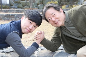 20대 신입 공무원, 자기보다 40살 많은 동기에게…