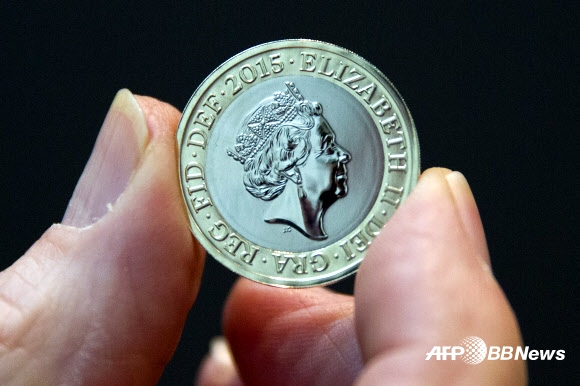 2일(현지시간) 엘리자베스 2세 여왕의 새 이미지가 담긴 동전이 공개됐다.  ⓒAFPBBNews=News1