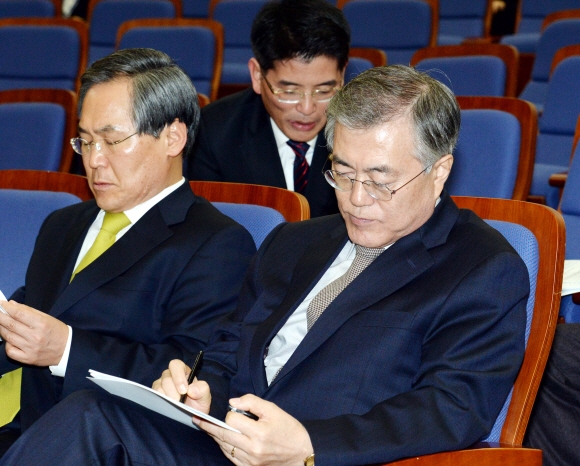 새정치민주연합 문재인(오른쪽) 대표와 우윤근 원내대표가 3일 국회에서 열린 의원총회에서 나란히 앉아 논의 자료를 검토하고 있다. 