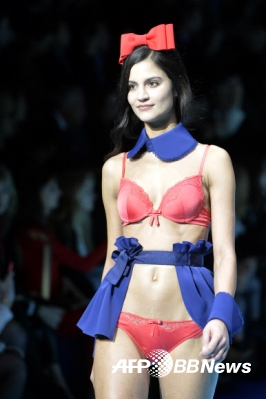 3일(현지시간) 프랑스 파리의 몰리토르 수영장에서 2015/16 F/W 기성복 컬렉션 패션쇼가 열린 가운데 한 모델이 속옷 브랜드 ‘에탐 란제리’의 의상을 입고 포즈를 취하고 있다.<br>ⓒAFPBBNews=News1
