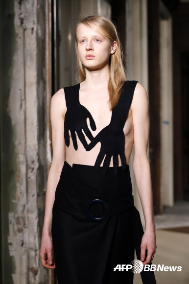 3일(현지시간) 프랑스 파리에서 2015/16 F/W 기성복 컬렉션 패션쇼가 열린 가운데 현지 패션디자이너 자크뮈스(25세)의 독특한 의상을 입은 모델들이 런웨이를 걷고 있다.<br>ⓒAFPBBNews=News1