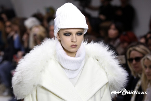 3일(현지시간) 프랑스 파리에서 2015/16 F/W 기성복 컬렉션 패션쇼가 열린 가운데 현지 패션디자이너 파스칼 밀레의 작품의상을 입은 모델이 포즈를 취하고 있다. ⓒAFPBBNews=News1