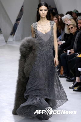3일(현지시간) 프랑스 파리에서 2015/16 F/W 기성복 컬렉션 패션쇼가 열린 가운데 현지 패션디자이너 파스칼 밀레의 작품의상을 입은 모델이 포즈를 취하고 있다.<br>ⓒAFPBBNews=News1