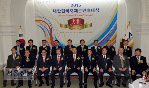 4일 서울시청에서 열린 대한민국 컨텐츠대상 수상식에 참가한 수상자들이 기념촬영을 하고 있다. 박지환 기자 popocar@seoul.co.kr