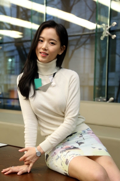 영화 ’순수의 시대’의 배우 강한나가 3일 서울 종로구 연합뉴스 사옥에서 인터뷰를 하기 앞서 포즈를 취하고 있다.  연합뉴스