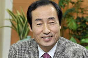 회색도시에 색 입히는 신촌 거리 위 스튜디오