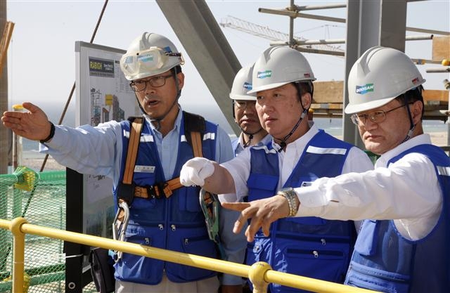 박용만(가운데) 대한상의 회장이 2013년 3월 사우디아라비아 라비그 화력발전소 건설 현장을 방문, 공사 현황을 점검하고 있다. 대한상의 제공