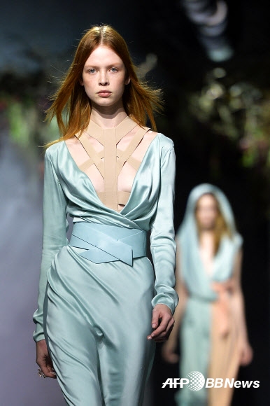 4일(현지시간) 프랑스 파리에서 2015/16 F/W 여성 기성복 컬렉션 패션쇼가 열린 가운데 현지 유명 패션브랜드 ‘비오네’(Vionnet)의 의상을 입은 모델이 캣워킹을 하고 있다. ⓒAFPBBNews=News1