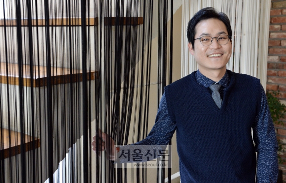 지난 3일 서울 삼청동 찻집에서 만난 김성균은 “상상의 경계를 한껏 확장할 수 있는 SF영화도 한 번 찍어보고 싶고, 우리 아이들이 보고 좋아할 수 있는 어린이 영화에 웃기는 악당 역할로 나와도 재미있을 것 같다”고 말하며 행복한 표정을 지었다.  박윤슬 기자 seul@seoul.co.kr