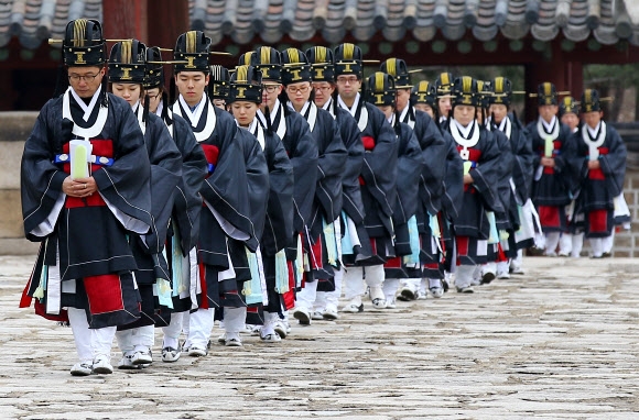 대보름날 엄숙한 종묘 제례 행렬