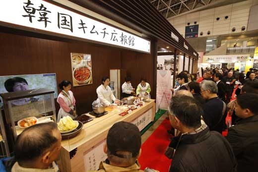 6일 일본 지바현 마쿠하리 멧세에서 열린 ‘2015 도쿄식품박람회’에서 한국관 부스 안에 있는 한국김치홍보관에 바이어와 방문객들이 모여 있다. 사진제공:한국농수산식품유통공사