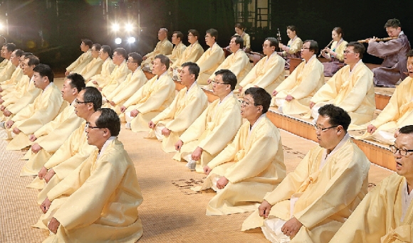 가곡 벽사창 하는 크라운·해태제과 임직원들