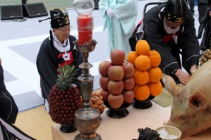 제주 수호신께 올리는 통돼지… 국민의 평안 기원합니다