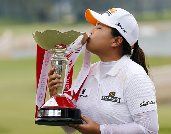 박인비가 8일 싱가포르의 센토사골프장 세라퐁코스에서 끝난 미여자프로골프(LPGA) 투어 HSBC 위민스 챔피언스에서 우승한 뒤 트로피에 입을 맞추고 있다. 박인비는 “72홀 노보기를 해서 나 자신이 자랑스럽다. 올해 좋은 신호인 것 같다”고 소감을 밝혔다.  센토사 AP 연합뉴스