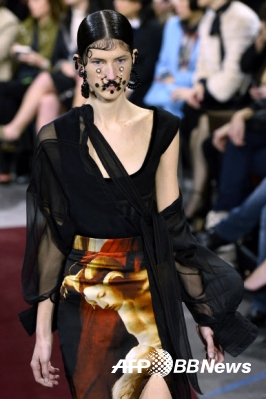 8일(현지시간) 프랑스 파리에서 열린 파리 패션위크 행사에서 명품 브랜드 지방시(Givench)의 2015/16 F/W 기성복 컬렉션 의상을 입은 모델이 포즈를 취하고 있다.<br>ⓒAFPBBNews=News1
