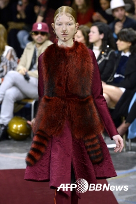 8일(현지시간) 프랑스 파리에서 열린 파리 패션위크 행사에서 명품 브랜드 지방시(Givench)의 2015/16 F/W 기성복 컬렉션 의상을 입은 모델이 포즈를 취하고 있다.<br>ⓒAFPBBNews=News1