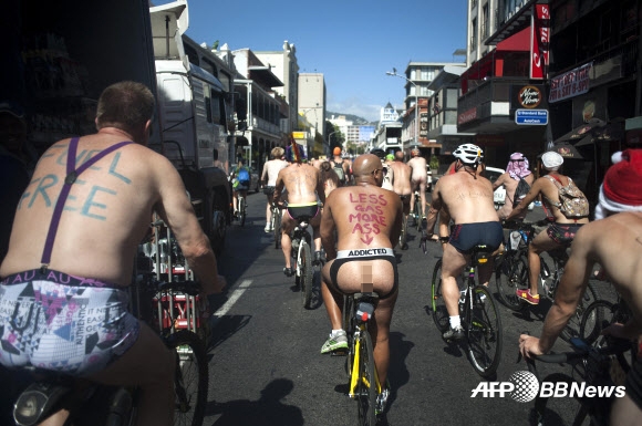 케이프 타운(Cape Town)의 시내 중심에서 열린 세계 누드 자전거 타기(the World Naked Bike Ride)행사 ⓒAFPBBNews=News1