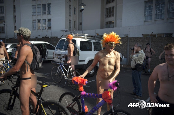 케이프 타운(Cape Town)의 시내 중심에서 열린 세계 누드 자전거 타기(the World Naked Bike Ride)행사 ⓒAFPBBNews=News1