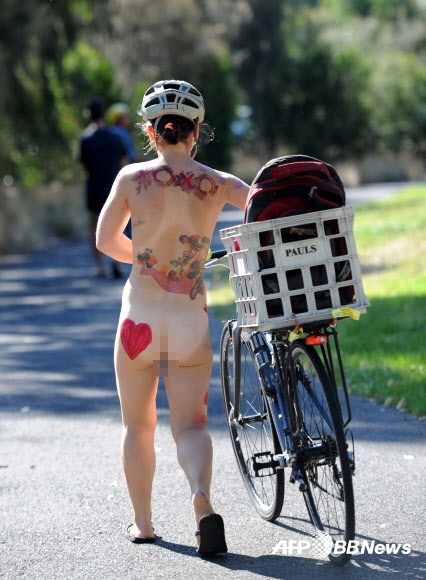 8일(현지시간) 호주 멜버른에서 세계 누드 자전거 타기(the World Naked Bike Ride) 행사가 열린 가운데 수백 명의 참가자들이 완전히 벌거벗거나 팬티만 걸친 채 자전거 타기에 열중했다.  ⓒAFPBBNews=News1