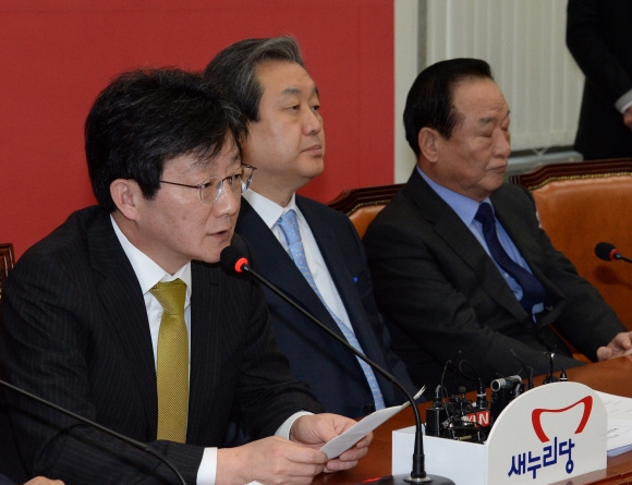 유승민(맨 왼쪽) 새누리당 원내대표가 9일 국회에서 열린 최고위원회의에서 “‘사드’(THAAD) 도입에 대한 찬반을 논의하는 정책 의원총회를 이달 말 열겠다”고 밝히고 있다.   김명국 전문기자 daunso@seoul.co.kr