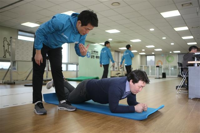 체력측정을 마친 주민(오른쪽)이 체형교정을 위해 필요한 운동방법을 운동처방사로부터 배우고 있다. 금천구 제공